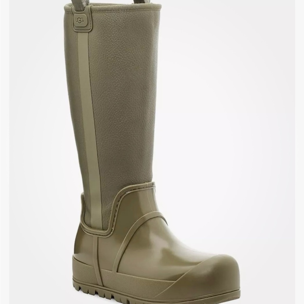 Elevate your rainy day with these UGG
Raincloud Tall Burnt Olive Waterproof.